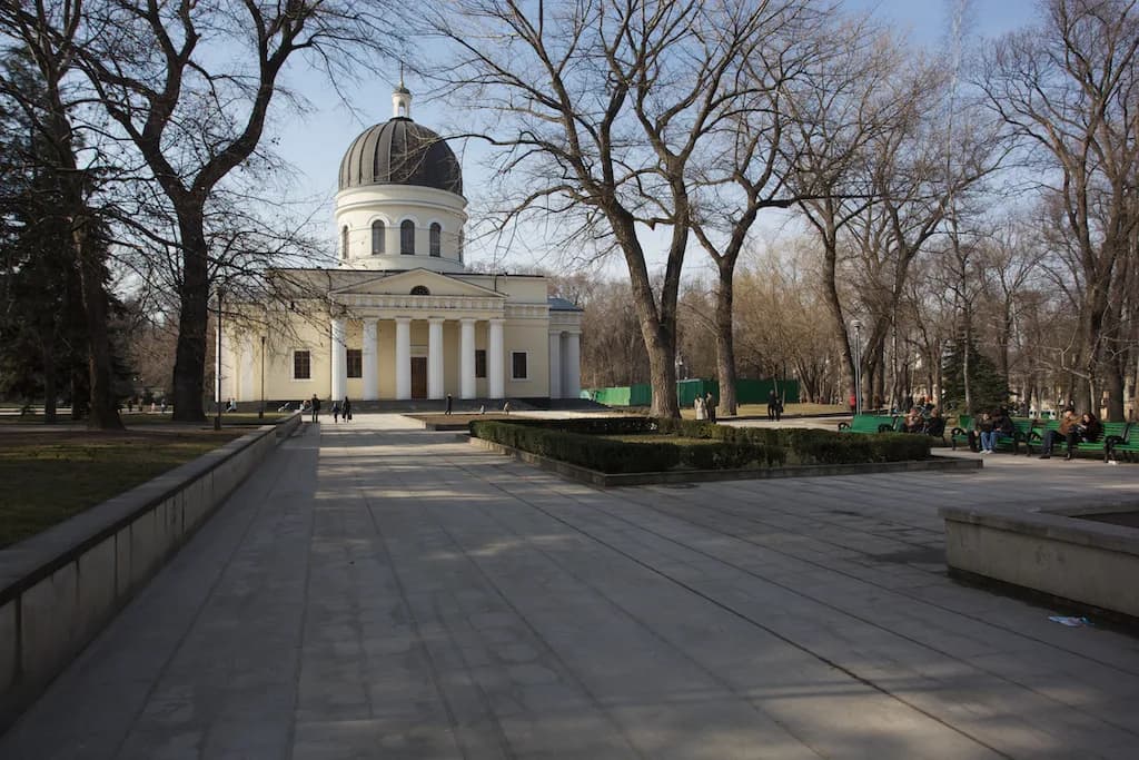 Do They Speak English in Moldova? Travel Guide to Decide