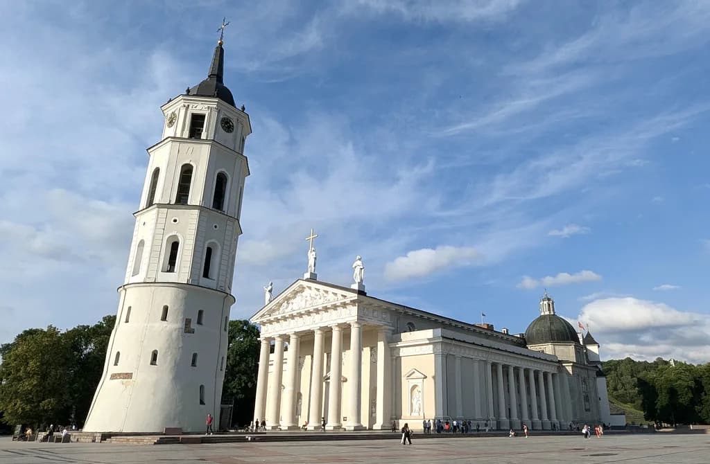 Tipping in Lithuania: What to Leave in Restaurants and Taxis