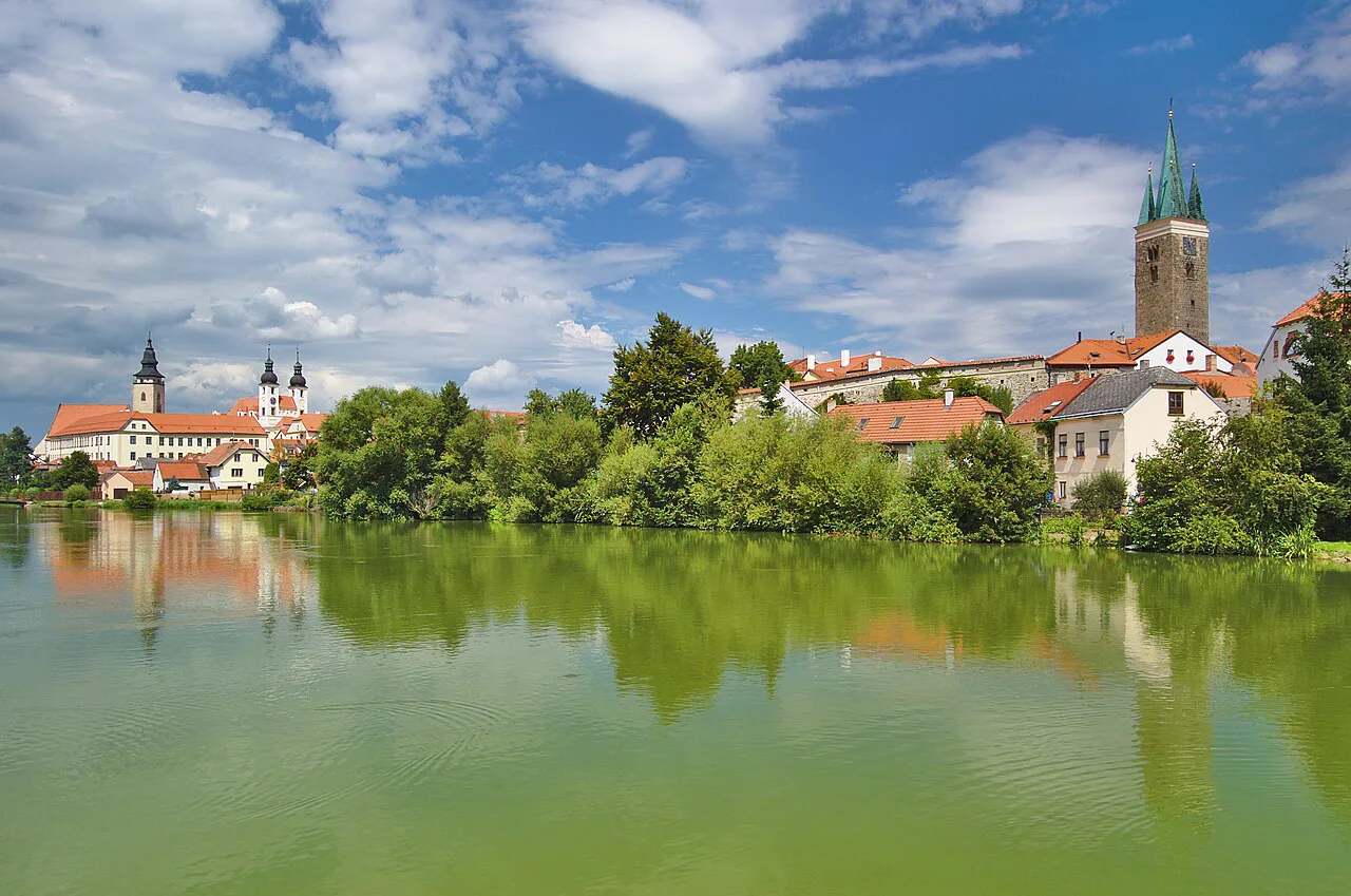 Telč - pohled na vnitřní město přes Ulický rybník, Czech Republic