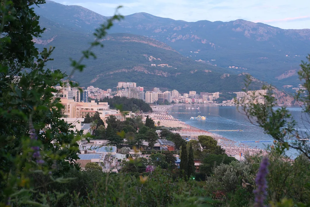 Вид на Becici, Budva