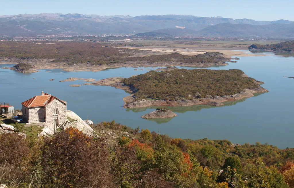 Skadarské jazero na hranici Čiernej Hory a Albánska, Montenegro