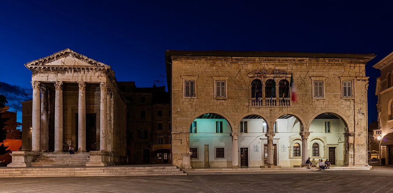 Templo de Augusto y ayuntamiento, Pula, Croacia, , DD 68-70 HDR