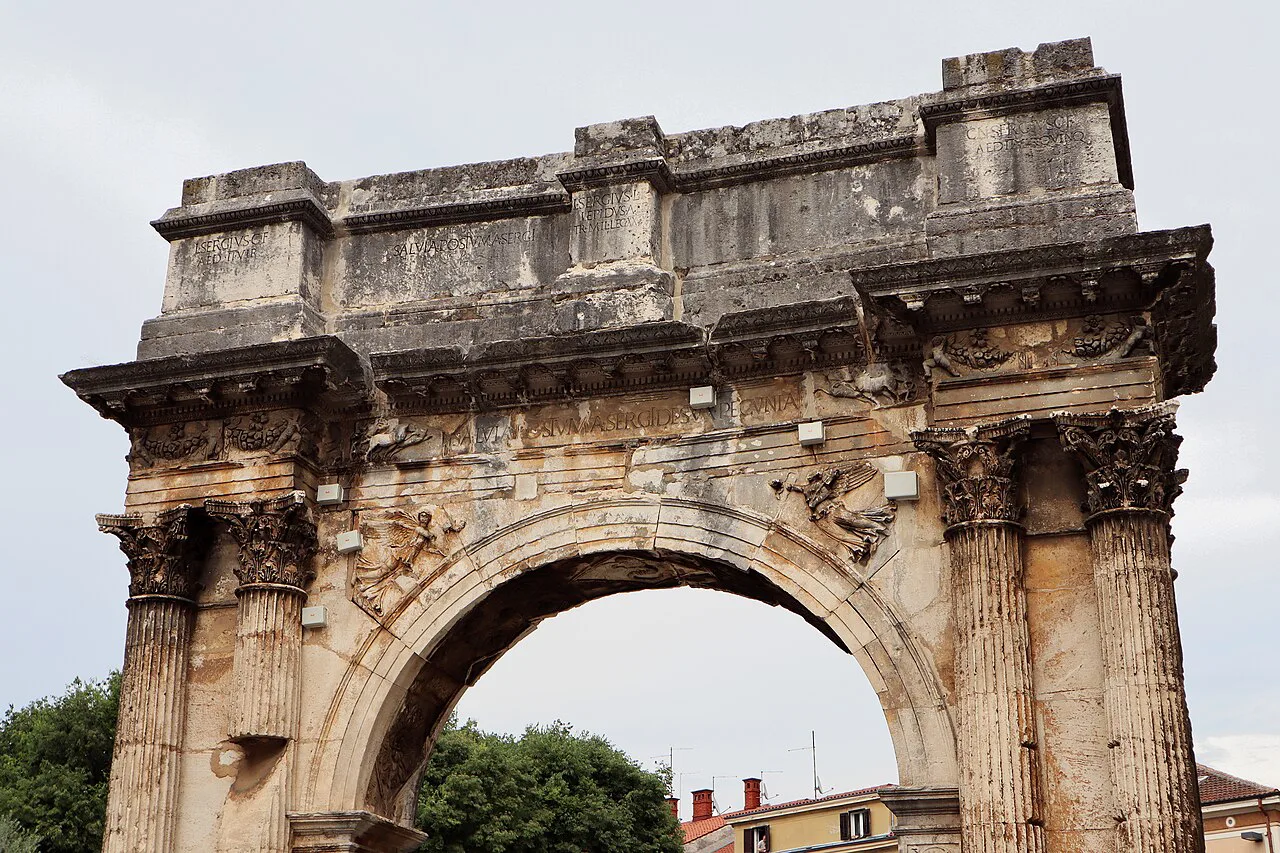 Arch of the Sergii (Pula) - Close-up